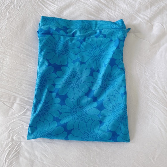 Triangl Drawstring Bag - Picture 2 of 3